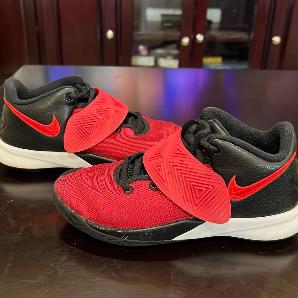 Nike Kyrie Flytrap III PS Basketball Shoes size 2y